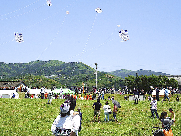【いかざき大凧合戦 愛媛/内子町】 400年の伝統を誇る迫力の凧揚げ合戦の幕開け！