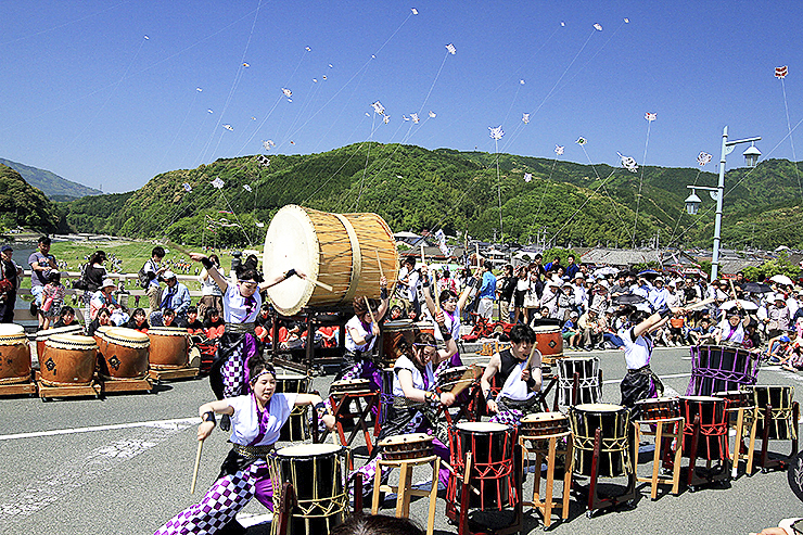 【いかざき大凧合戦 愛媛/内子町】 400年の伝統を誇る迫力の凧揚げ合戦の幕開け！