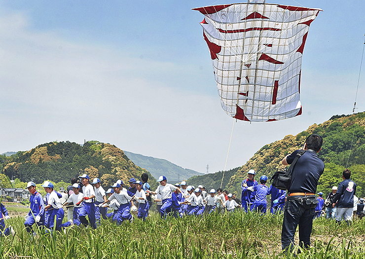 【いかざき大凧合戦 愛媛/内子町】 400年の伝統を誇る迫力の凧揚げ合戦の幕開け！
