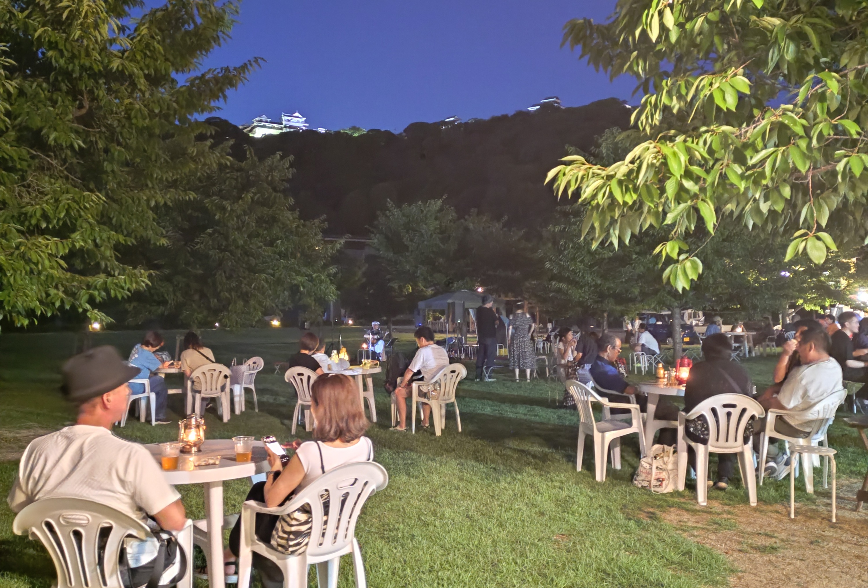 【堀之内夕暮れマルシェ】 夏の夜、城山公園で心地よい夕涼みと美味しいグルメを満喫しよう 【愛媛/松山市】