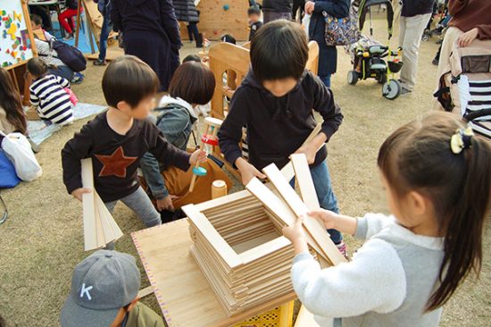 木で自由に遊べるスペース