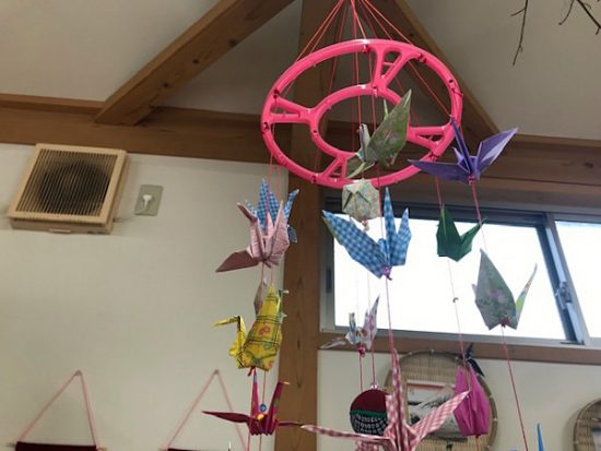 折り鶴とピンチハンガーで作られた吊るし雛