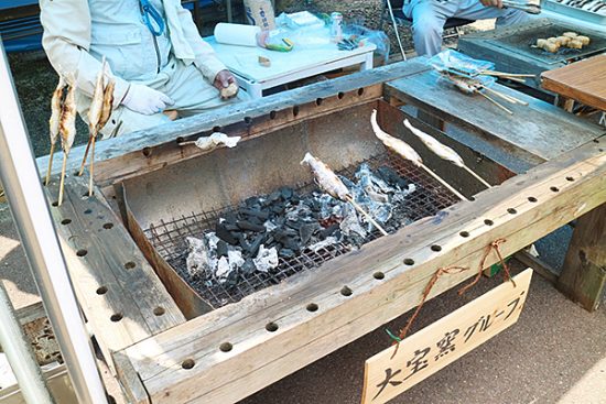 アマゴの塩焼きに足を止める人もチラホラ