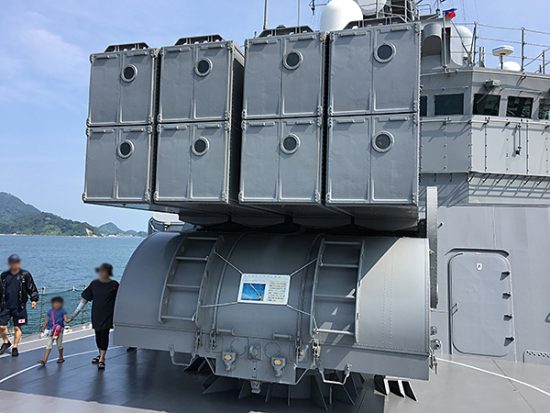 艦橋前にあるアスロック対潜ミサイル8連装発射機