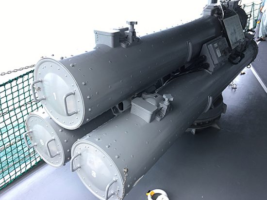 艦側面にある3連装短魚雷発射管。かなりコンパクトな印象。