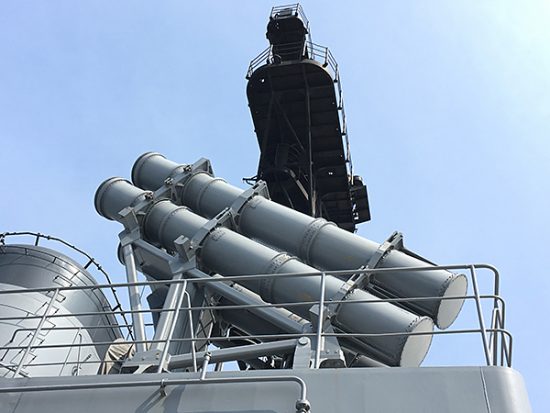 長男坊は、何故が頭上のハープーン艦対艦ミサイルが気になって仕方なかったみたい。