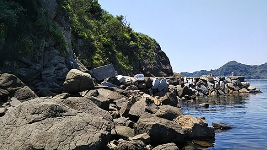 島の右側。岩が崩落して危険！