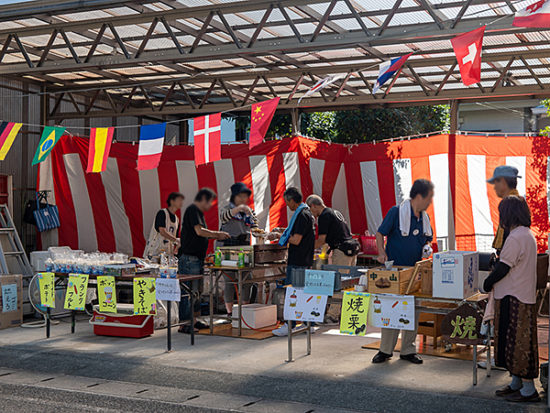 会場横のバザースペースで、色々な食べ物を入手できました