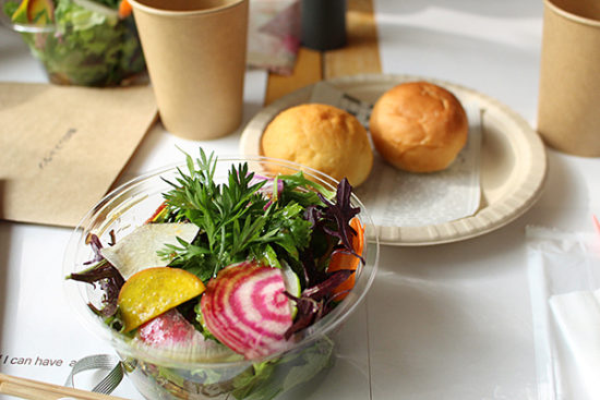 宝石箱みたいにキラキラした20種類のお野菜サラダと、野菜のパン。