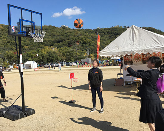 天気がよく、青空に向かってシュート！って感じ。