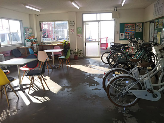 由良港待合室にレンタサイクル用の自転車あり