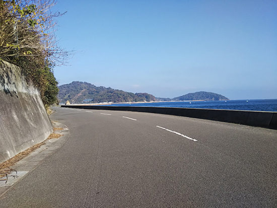 神社へ向かう海岸線の平坦な道