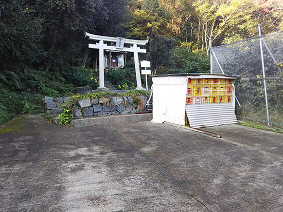 神社の前の駐車スペース