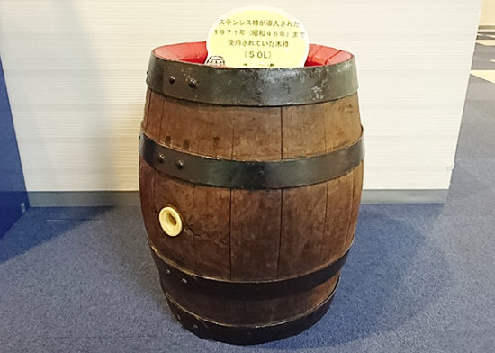レトロな「樽生ビール」の「樽」（木製）が展示されていました。