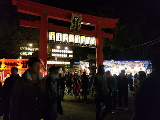 夜の椿神社。提灯の明かりが神秘的です！