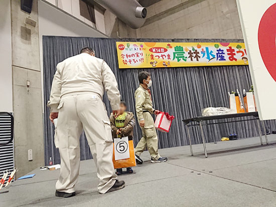 緊張しながら景品を受け取るわが子です