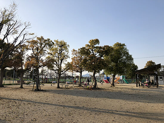 広々とした東垣生公園