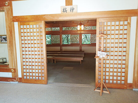 「椿祷殿」２階は休憩所。扉が開放してありました。