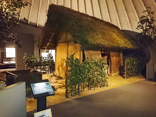７００年前の鎌倉時代の住居を推定復元したもの。４人家族の設定だそう。