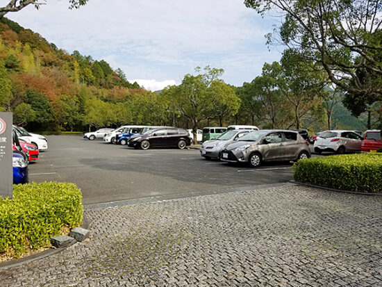 駐車場も広々。すでに車がいっぱい！