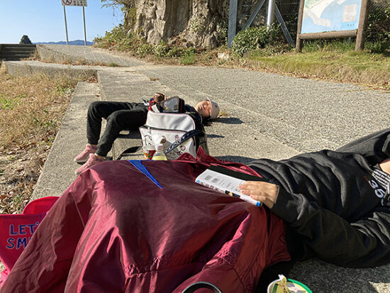 食べたあとはゴロンと昼寝。