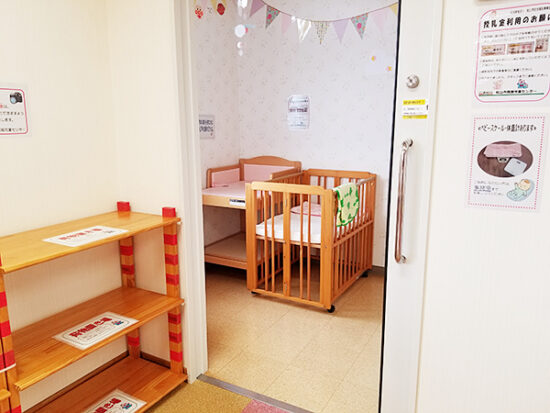 幼児スペースには授乳＆オムツ交換室が完備。