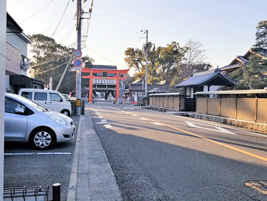 神社前の椿参道の様子