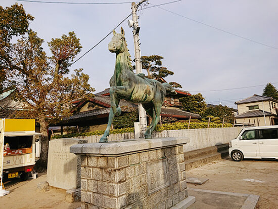 奉納された馬の銅像