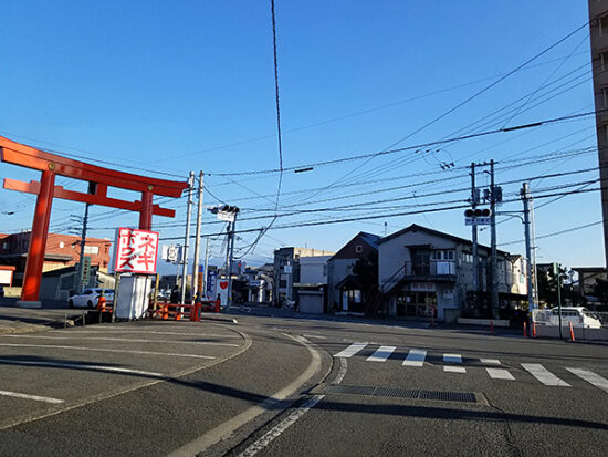 クレープ屋さんやカステラ屋さんで賑わっていた参道も…。