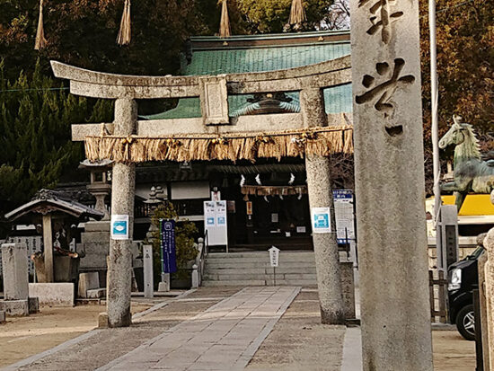 三津厳島神社で一番古い石の建造物である鳥居