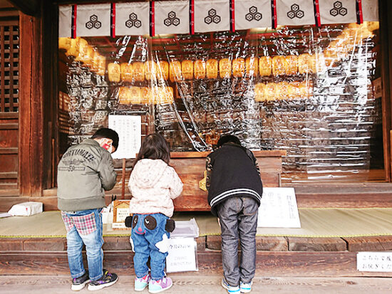 子供たちは何をお参りしているのかなぁ