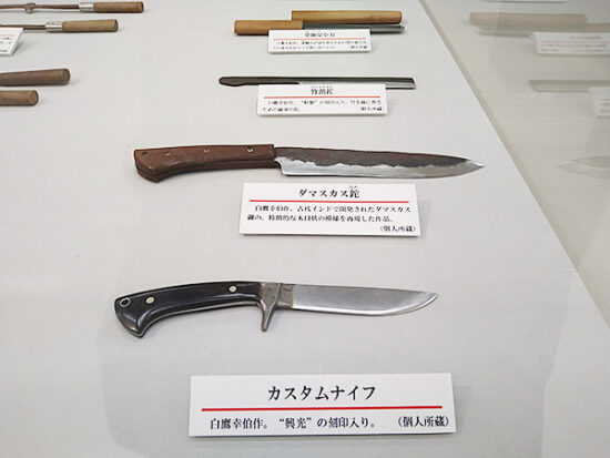 古代工具の他に、ナイフや小刀など、様々な刃物を製作している。