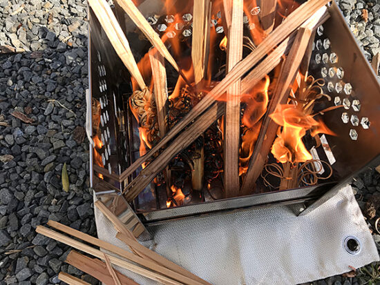 焚き火台に火を移し薪を追加。