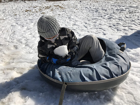 が、次男は途中から雪をこねこね。