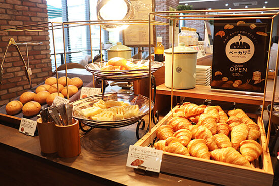 朝食ビュッフェでは朝ごはんに嬉しい焼き立ての美味しいパンが楽しめます♪