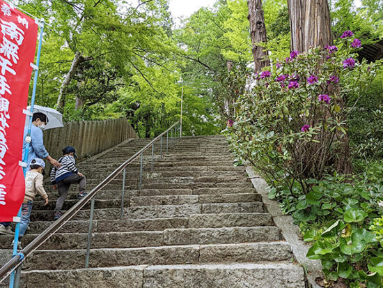 石段を登って本堂へ