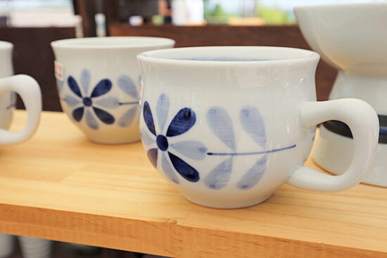 ドットや花柄など、青花窯さんのカップは今すぐ使いたい！