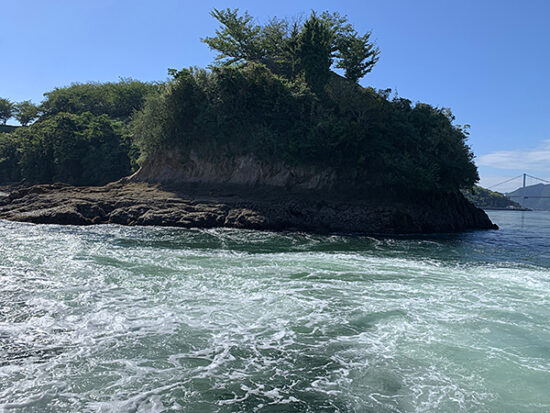 能島村上水軍の本拠地「能島」の回りは、常に激しい潮流でした。