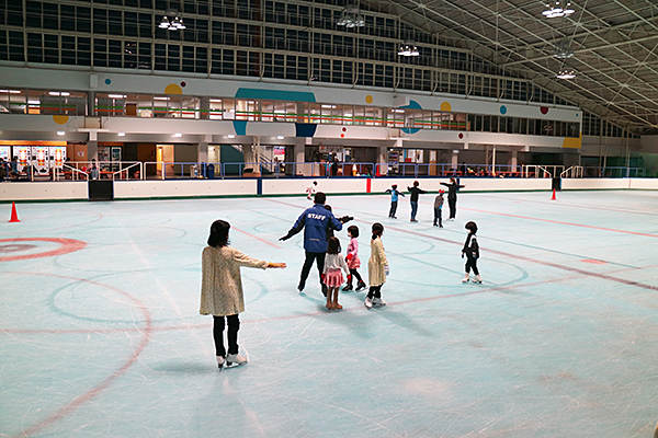 愛媛県唯一のスケート場「イヨテツスポーツセンター」で冬を満喫しよう | イマナニ