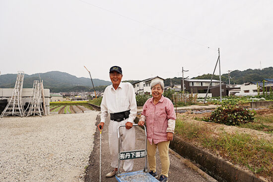 ご夫婦寄り添いながら畑へ