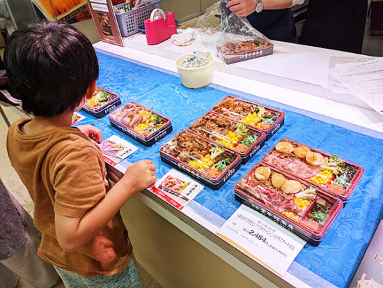 お肉のお弁当も食べると食欲旺盛な長男君