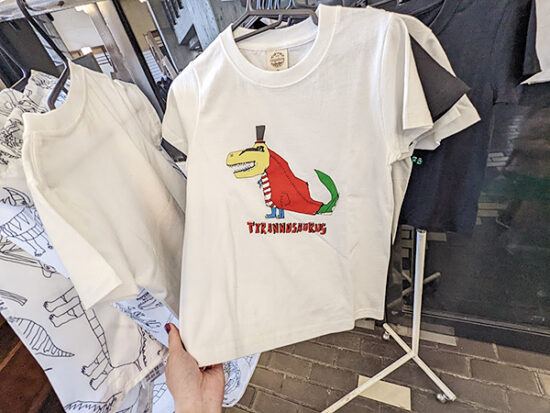 可愛い恐竜Tシャツも発売中
