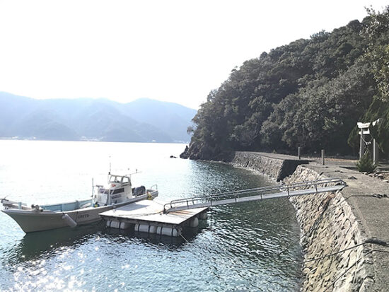 参拝用に船をつける桟橋付きの神社なんです