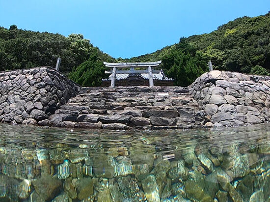 海へと続く参道を通ってエントリー