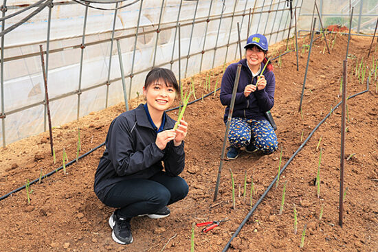 まっすぐ伸びたアスパラを手に記念にパチリ