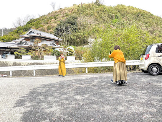 桜撮っていたはずが、撮りあいっこしてるねえさんたち