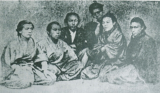 同志であった海援隊の面々と写真に写る龍馬(左から3番目)