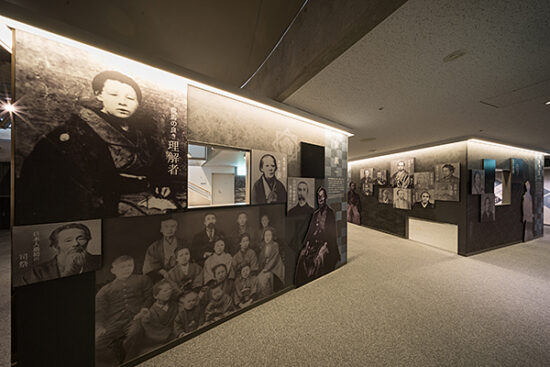 龍馬の京都の母とも呼ばれるお登勢。非常に肝の座った強かな女性でした（写真一番左）