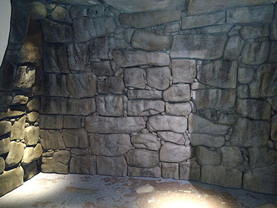 再編された古墳の石室。石組がリアルで少し怖い…