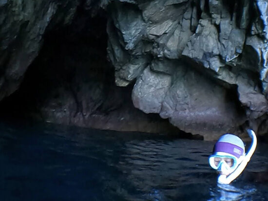 洞窟の中をシュノーケリング！幻想的な風景が広がっています！